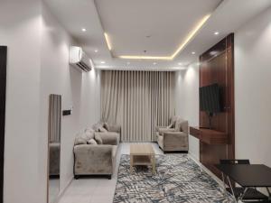 ein Wartezimmer mit zwei Stühlen und einem Tisch in der Unterkunft ميلاف للشقق المخدومة Milaf For Serviced Apartments in Al Shafa