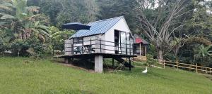 a small house with an umbrella on a hill at Cabaña jacuzi interno in El Chocho