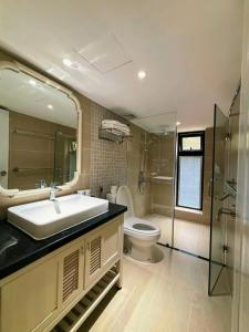 a bathroom with a sink and a toilet at Camly Resort DaLat in Ấp Ða Lợi +17 photos