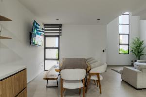 a kitchen and living room with a table and chairs at Casa Parota in Naranjo