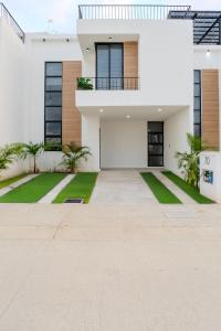 a white house with a courtyard in front of it at Casa Parota in Naranjo