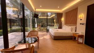 a hotel room with a bed and a large window at Mirror Mirror Hotel Cafe & Restaurant in Ban Hang Ta Duk +11 photos
