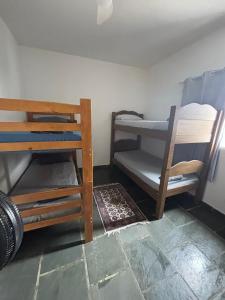 a room with two bunk beds in a room at Quarto para 4 hóspedes in Itu