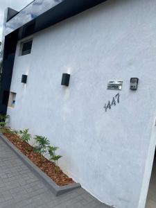 a white wall with a sign on the side of a building at Hotel Grajaú in Arcos