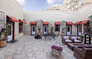a patio with tables and chairs in a building at Oaktown Roost in Oakland