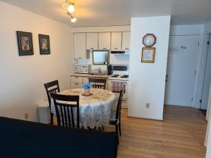 eine Küche und ein Esszimmer mit Tisch und Stühlen in der Unterkunft Motel Rayalco in Laurier Station