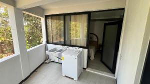 a bathroom with a sink and a mirror at Casa Braiden in Malucano