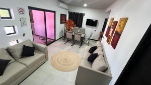 a living room with two couches and a table at Casa Braiden in Malucano