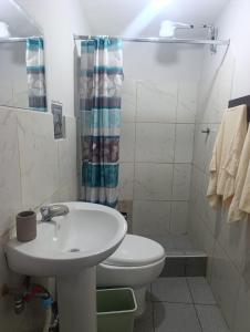 a bathroom with a sink and a toilet and a shower at Minidepartamento Centro de Huanuco in Huánuco