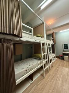 a bedroom with two bunk beds in a room at Little Malang Hostel小玛瑯青年旅舍 in Malang