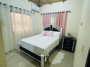 a bedroom with a bed and a window at Mi casita en Jaraba in Jarabacoa