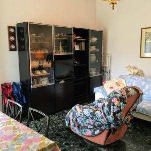 リード・ディ・ヴェネツィアにあるLiberty Style Apartmentのリビングルーム(キャビネット、椅子付)