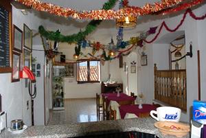 um restaurante com decorações de Natal no tecto e mesas em Le Due Lanterne em Aieta