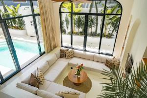 an overhead view of a living room with a couch and a table at Villa Arco Pererenan in Canggu