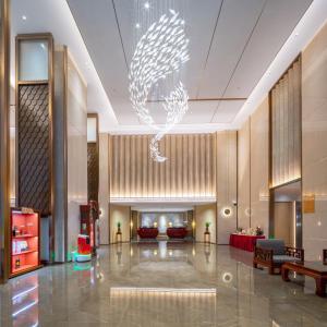 a lobby of a hotel with a chandelier at Landmark International Hotel - Grandview Mall in Guangzhou