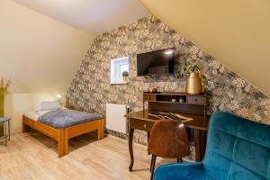 a room with a desk and a bed and a desk at Penzion U Kapličky in Znojmo