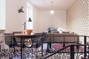 ローマにあるSales Rome Trastevere Homeのリビングルーム(テーブル、椅子付)