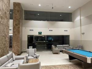 ein Zimmer mit Billardtisch und Sofas in der Unterkunft صدى التلال in As Sifyānī