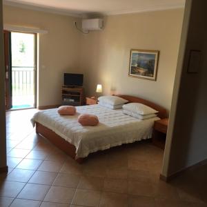Posteľ alebo postele v izbe v ubytovaní Americana Luxury Apartments