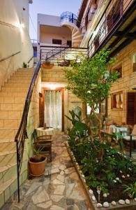 una escalera que conduce a un edificio con un árbol en Barbara Studios en Rethymno Town