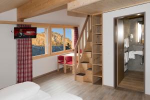Ένα ή περισσότερα κρεβάτια σε δωμάτιο στο Berghotel Bischofalp