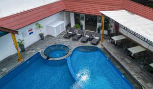 an overhead view of a swimming pool next to a building at Grand Inna Tunjungan Hotel Surabaya in Surabaya