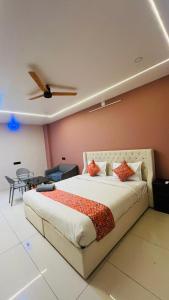 ein Schlafzimmer mit einem großen Bett und einer Decke in der Unterkunft Hotel Aero View in Dabok