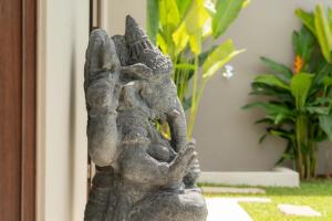 a statue of a group of children playing at Karma Shana Residence in Lamai