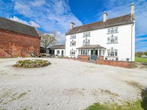 an image of a large white house at Fields Farm in Draycott in the Moors