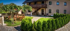 a backyard of a house with a garden with bushes at Gasthaus Rundteil in Bannewitz