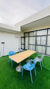 ein Tisch und Stühle in einem Raum mit Gras in der Unterkunft Hotel Aero View in Dabok