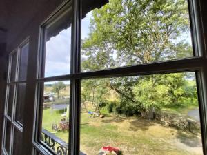 an open window with a view of a yard at Bullerbü in Fincken +3 photos