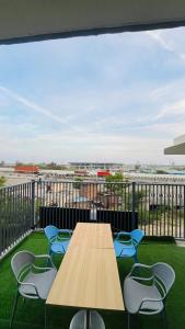 Ein Tisch und Stühle auf einem Balkon mit Aussicht in der Unterkunft Hotel Aero View in Dabok
