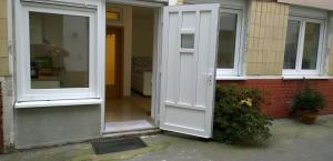 an open door of a house with a window at Pensionsappartments Blitz in Wiesbaden