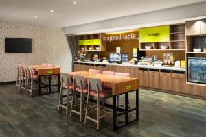 a restaurant with a table and chairs and a counter at Home2 Suites By Hilton Jacksonville Airport in Jacksonville