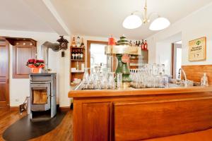un bar con copas encima en Gasthaus Rundteil, en Bannewitz