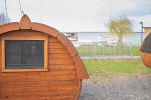 a small wooden dog house with a window in it at Tiny Häuser am Steinhuder Meer in Wunstorf