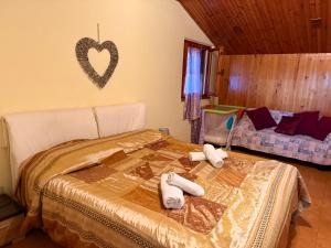 a bedroom with a bed with towels on it at Casa Barbara in Sant Arcangelo