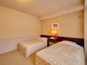 a hotel room with two beds and a lamp at Oyado Kiyomizuya in Noboribetsu +59 photos