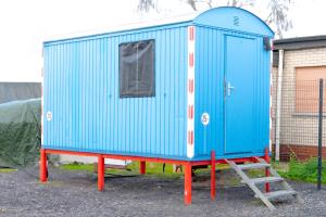 a blue tiny house sitting on top of a table at Tiny Häuser am Steinhuder Meer in Wunstorf