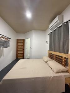 ein Schlafzimmer mit einem großen Bett in einem Zimmer in der Unterkunft Zleep Inn in San Juan