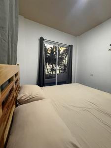 ein Schlafzimmer mit einem großen Bett und einem Fenster in der Unterkunft Zleep Inn in San Juan + 2 Fotos