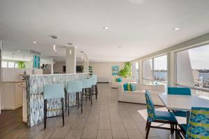 a restaurant with a bar with chairs and a couch at Inn on Destin Harbor, an Ascend Collection Hotel in Destin