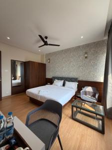a bedroom with a bed and a chair and a table at O'Nest Select in Peth