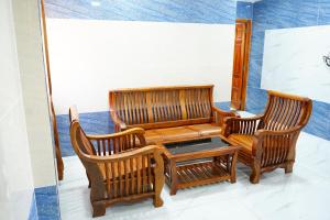 a living room with two chairs and a coffee table at Sumiwhitehouse in Vallam