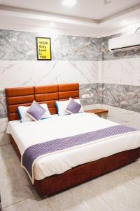 a bedroom with a large bed in a room at Sumiwhitehouse in Vallam