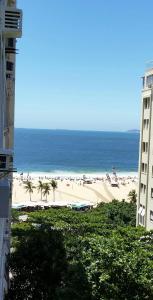 una playa con palmeras y gente en ella en Copacabana,1 quarto vista mar, confortável, en Río de Janeiro