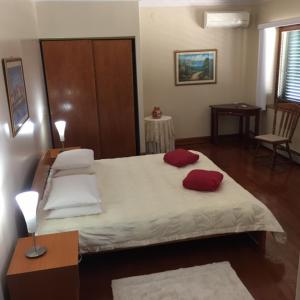 Postel nebo postele na pokoji v ubytování Americana Luxury Apartments