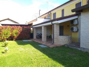 a backyard of a house with a green lawn at Casa sul Conca in San Giovanni in Marignano