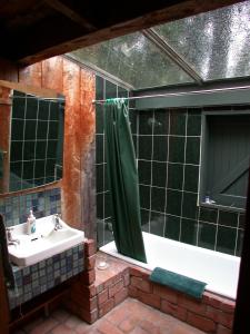 Bathroom sa Mairenui Rural Retreat